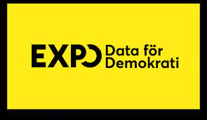 En gul ruta med texten EXPO data för demokrati i svart